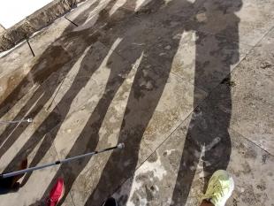 Fotografia onde é possível ver-se a sombra projetada no chão de 6 pessoas