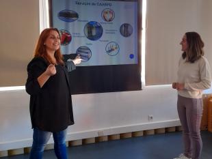 Susana Benedito, Diretora Técnica, e Ana Silva, Técnica de Reabilitação na Delegação de Viseu, durante a ação de sensibilização.