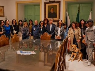 Grupo de participantes pousa para a fotografia numa das salas da Fundação Lar de Cegos.