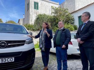 Da esquerda para a direita, junto à nova viatura, Ana Margarida Furtado Silva, Vogal do ISSA, Pedro Resendes, Presidente da Direção da Delegação e Sérgio Rezendes, Vereador da Câmara Municipal.