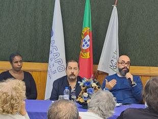Fotografia da plateia e da mesa onde estão sentados os elementos da Direção da Delegação de Lisboa e o orador, Sérgio Letria.