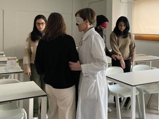 Duas duplas de participantes durante a experimentação das técnicas de guia