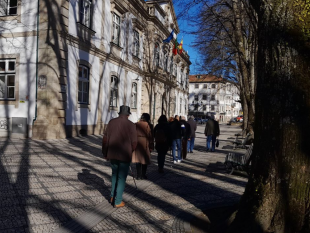 Utentes da Delegação de Viseu a realizar o percurso que passa pela nova "rotunda"