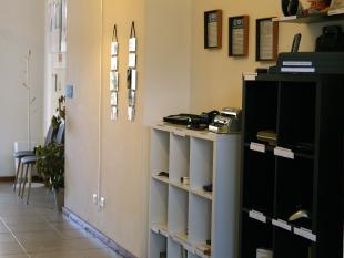 Fotografia da sala comum da Delegação onde foi criada a exposição. Na imagem vê-se algumas máquinas Braille e quadros informativos.