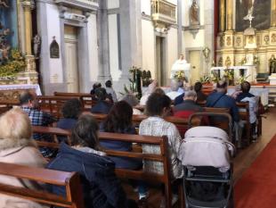 Associados de costas, na Igreja Matriz do Bonfim, durante a cerimónia Pascal