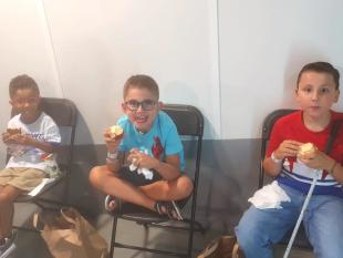 Eder, Rodrigo e Henrique, sentados, durante o lanche.