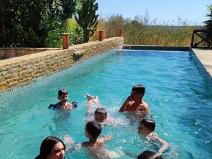 Crianças a divertirem-se na piscina do Monte das Farrobas.