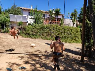 Dois meninos a andar de baloiço