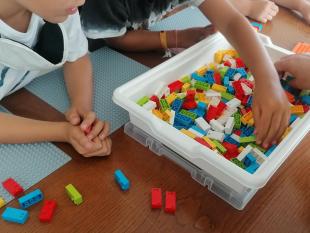 Crianças a brincar com as peças do LEGO Braille Bricks
