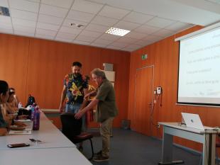 Peter Colwell, Técnico de Acessibilidades na Direção Nacional, com um dos participantes durante a experimentação das técnicas de guia.