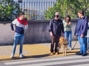 Técnicos de OM da ACAPO reunidos junto a uma passadeira durante a formação prática em espaços livres