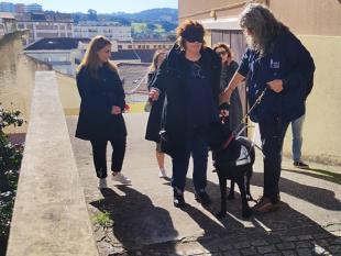 Uma das técnicas, de olhos vendados, ouve as instruções da treinadora durante a subida da rampa da nossa Delegação de Coimbra, enquanto as restantes técnicas observam.