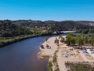 Vista panorâmica sobre a Praia Fluvial do Rebolim, em Coimbra