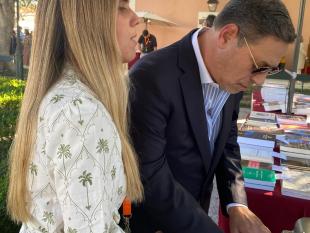 O jornalista Hernani Carvalho a escrever na máquina Braille com o apoio de Cátia Monteiro.