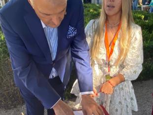 O cantor Clemente a escrever na máquina Braille com o apoio de Cátia Monteiro.