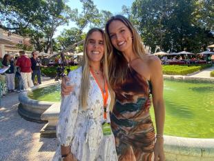 A apresentadora Diana Chaves e a diretora Cátia Monteiro pousam sorridentes para a fotografia