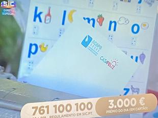 Fotografia do ecrã de uma televisão que está a passar o programa Casa Feliz. Na imagem vê-se um alfabeto Braille e uma folha com os logotipos da ACAPO e da Casa Feliz.