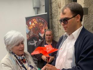 Elsa Fernandes oferece a Emanuel Cardoso uma flor feita pela Associação de Jogos Tradicionais da Guarda