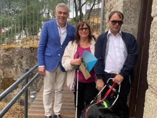 Junto às novas instalações do Núcleo da Guarda, os representantes da ACAPO e o Presidente da Câmara Municipal da Guarda pousam sorridentes para a fotografia.