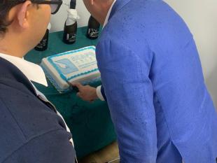 Sérgio Costa a cortar um bolo com o logotipo da ACAPO