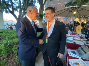 Marcelo Rebelo de Sousa cumprimenta Rodrigo Santos junto à banca da ACAPO.