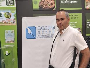 Carlos Pereira, Presidente da Direção da Delegação de Aveiro pousa para a fotografia junto aos mealheiros do Bairro Feliz na loja Pingo Doce.