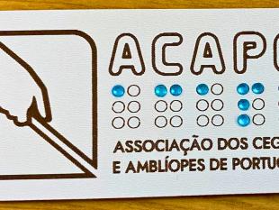 Íman ACAPO em cima de uma mesa