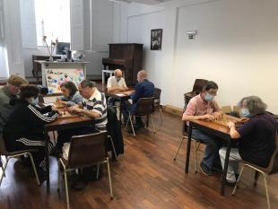 Fotografia tirada nas instalações da Delegação do Porto, onde é possível ver-se 4 duplas a jogar xadrez táctil.
