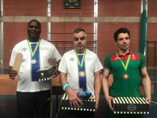 Da esquerda para a direita, os atletas que conquistaram o pódio: Osvaldo Massomba (2.º lugar) e Paulo Coelho (1.º lugar), ambos da ACAPO-DL, e Alexandre Almeida (3.º lugar).