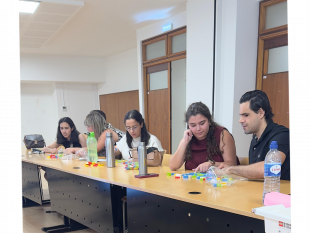 Em pares os novos colaboradores, estão sentados à mesa, a realizarem uma dinâmica com Lego.