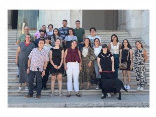 Foto, na escadaria da Assembleia da República, do grupo