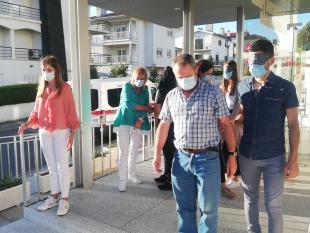 Grupo de participantes na ação enquanto experimentam colocar em prática as técnicas de guia. Alguns dos participantes estão de olhos vendados enquanto os outros fazem de guia.