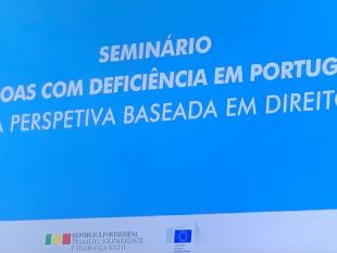 Projeção da tela de ecrã onde é possível ver-se o nome do seminário e os logotipos da República Portuguesa - Trabalho, Solidariedade e Segurança Social e Comissão Europeia.