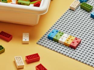 Fotografia onde é possível ver as peças do kit LEGO® Braille Bricks.