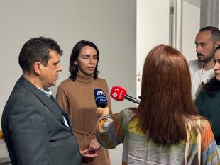 Ana Andrade e Rodrigo Santos a ser entrevistados por 3 jornalistas.