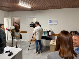 Fotografia geral de uma das salas das novas instalações onde é possível ver-se o momento em que os elementos da ACAPO estão a ser entrevistados e alguns dos convidados presentes na inauguração.