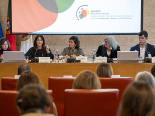 Intervenientes sentados durante o Painel de Análise dos Resultados do Estudo, dinamizado pelo Jornalista do Expresso, Tomás Delfim