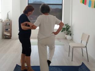 Assistente Pessoal e Beneficiária em contexto de assistência numa aula de Yoga