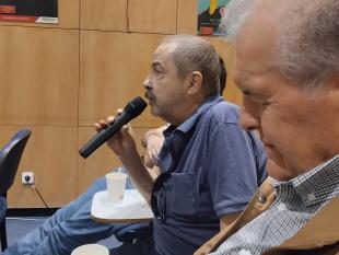Sentado, com o microfone na mão, Paulo Santos intervém na sessão de apresentação.