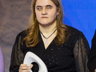 Marta Pinheiro pousa para a fotografia enquanto segura a Menção Honrosa recebida