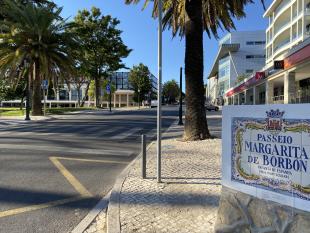 Placa toponímica, em tinta e Braille, localizada junto ao cruzamento com a Avenida Clotilde, no Estoril