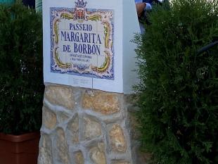 Placa toponímica, em tinta e Braille, localizada no Palácio Estoril Hotel