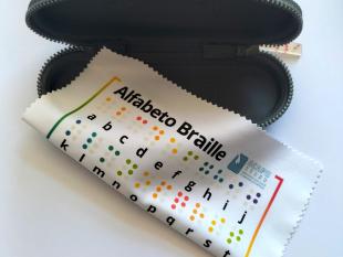Caixa de óculos com o pano de limpeza de óculos da ACAPO no interior.