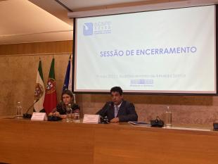 Ana Sofia Antunes, Secretária de Estado da Inclusão, e Rodrigo Santos, Presidente da Direção Nacional, durante a sessão de encerramento.