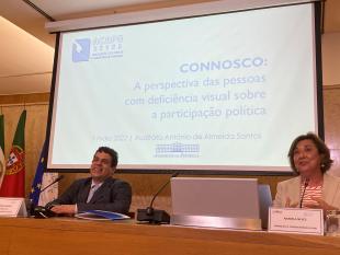 Rodrigo Santos, Presidente da Direção Nacional, e a moderadora Anabela Neves, Jornalista e Comentadora da CNN, na abertura do painel CONNOSCO: A perspetiva das pessoas com deficiência visual sobre a participação política