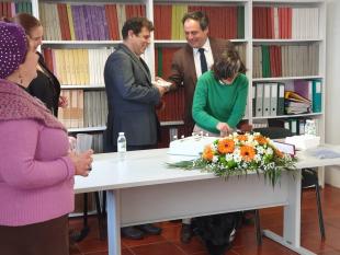 Corte do bolo de aniversário. Da esquerda para a direita: Graça Gerado, Tânia Fonseca, Rodrigo Santos, Marco Resendes e a colaboradora da Delegação dos Açores, Sandra Botelho. 