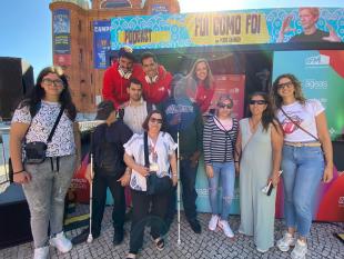Participantes pousam para a fotografia com os locutores Pedro Fernandes, Mariana Alvim e Luís Pinheiro.