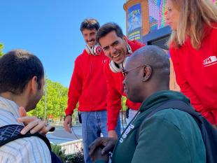 Sorridentes e divertidos, os locutores interagem com o grupo.