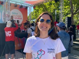 Francisca Barreiros, da Fundação Ageas, pousa sorridente para a foto em frente do palco.