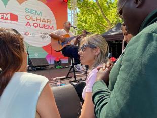 Maninho no palco, durante a atuação. Na imagem é possível ver-se também alguns dos formandos junto ao palco.